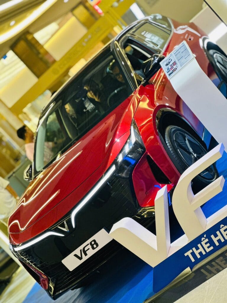 Xe Vf8 new tại landmark 81